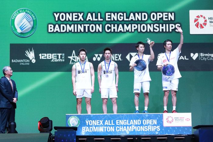 Pasangan ganda putra Jepang, Hiroyuki Endo/Yuta Watanabe (kanan) di podium juara All England Open 2020, Minggu (15/3/2020).