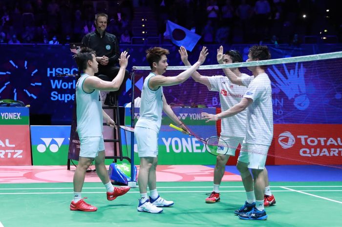 Pasangan ganda putra Indonesia, Marcus Fernaldi Gideon/Kevin Sanjaya Sukamuljo (kiri) bersalaman dengan dengan Hiroyuki Endo/Yuta Watanabe (Jepang) pada final All England Open 2020 di Arena Birmingham, Inggris, Minggu (15/3/2020).