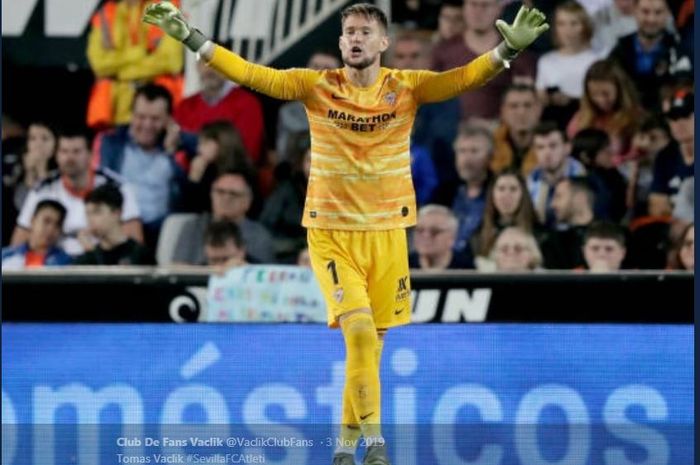 Reaksi kiper Sevilla, Tomas Vaclik.