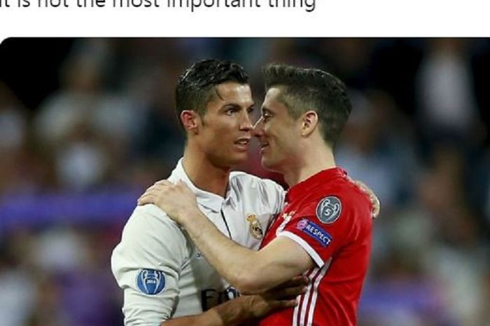 Megabintang Real Madrid, Cristiano Ronaldo, berpelukan dengan striker Bayern Muenchen, Robert Lewandowski.