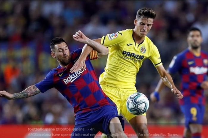 Pemain bertahan Villarreal, Pau Torres (Kanan), saat berduel dengan kapten tim Barcelona, Lionel Messi.