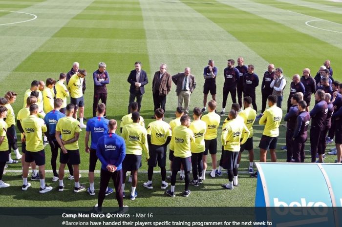 Momen para pemain utama Barcelona berkumpul di tempat latihan bertemu dengan presiden klub, Josep Maria Bartomeu guna membahas latihan tim ketika pandemi virus corona melanda Spanyol.