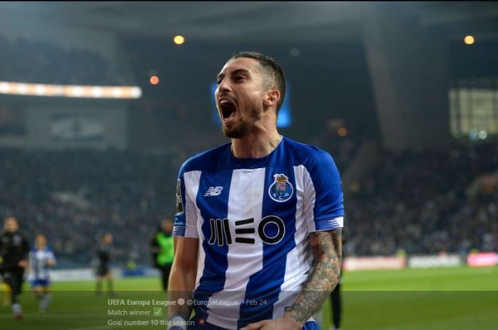 Bek sayap milik FC Porto, Alex Telles, kabarnya menjadi salah satu target transfer utama Barcelona.