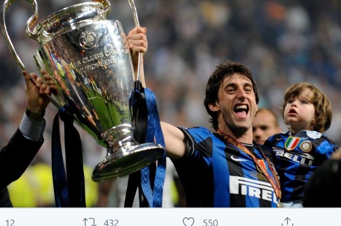 Diego Milito saat menjuarai Liga Champions 2019-2020 bersama Inter Milan.