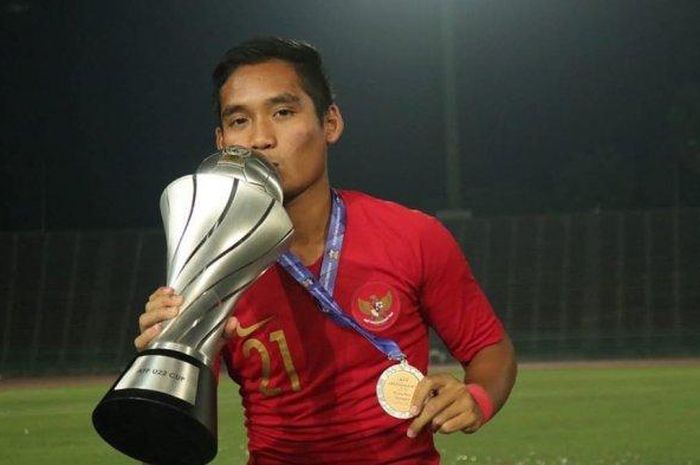 Pemain Timnas U-22/23, I Kadek Agung Widnyana Putra mencium trofi Piala AFF.