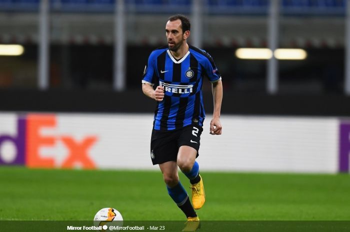 Bek tengah Inter Milan, Diego Godin, menjadi rebutan Manchester United dan Tottenham Hotspur.