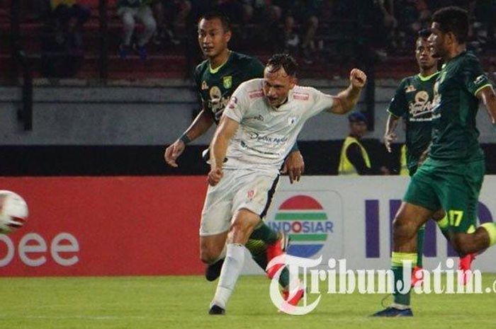 Thiago Amaral berduel dengan bek Persebaya Surabaya