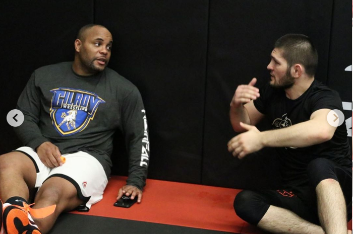 Daniel Cormier (kiri) dan Khabib Nurmagomedov (kanan) tengah berdiskusi tentang latihan selama di American Kickboxing Academy.