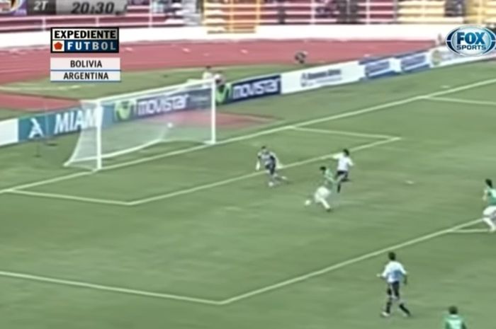 Striker Bolivia, Joaquin Botero, mencetak hat-trick ke gawang Argentina pada 1 April 2009.