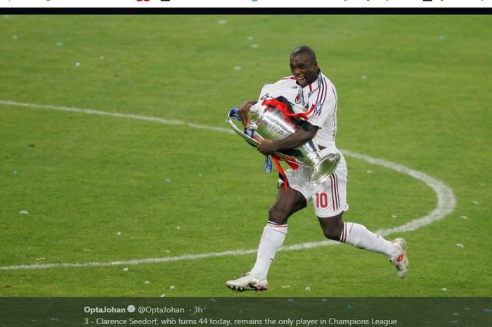 Clarence Seedorf dengan trofi Liga Champions saat memperkuat AC Milan.