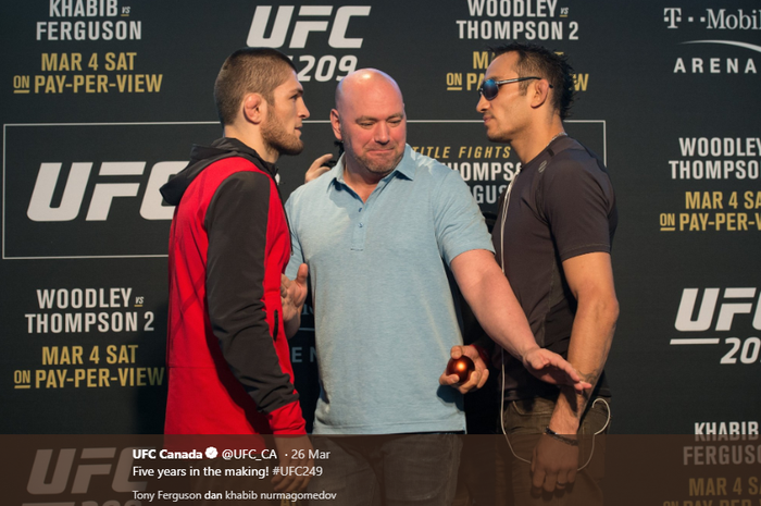 Khabib Nurmagomedov (kiri), Dana White (tengah), dan Tony Ferguson (kanan) saat melakoni staredown pada ajang UFC 209.