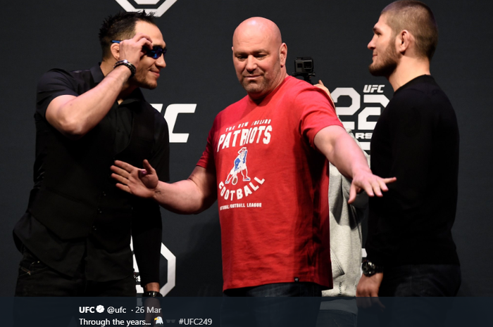 Khabib Nurmagomedov (kiri), Dana White (tengah), dan Tony Ferguson (kanan) saat melakoni staredown.