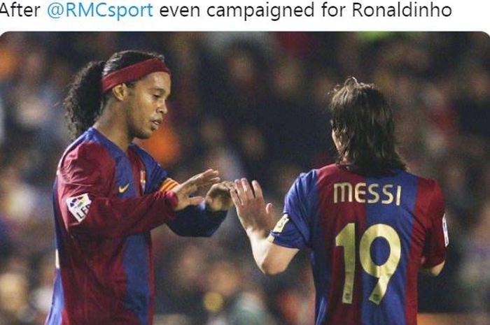 Ronaldinho dan Lionel Messi beraksi dalam balutan seragam Barcelona.