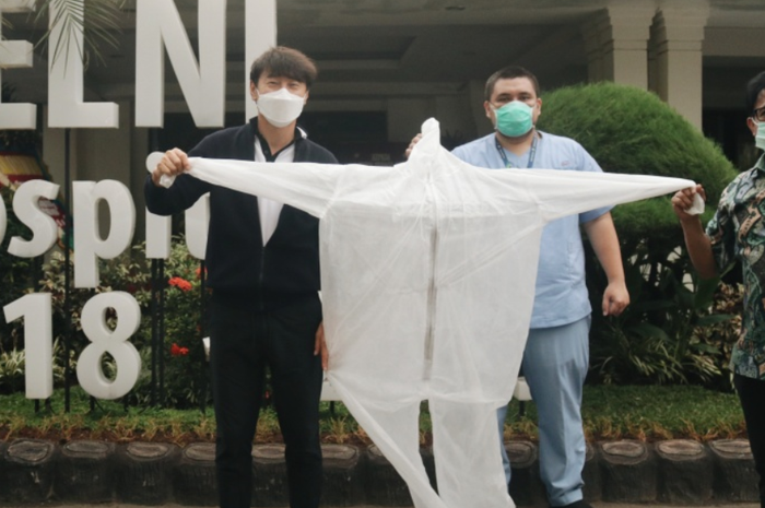 Pelatih Timnas Indonesia, Shin Tae-yong menyerahkan Alat Pelindung Diri (APD) untuk penanganan Covid-19 ke Rumah Sakit PELNI, Jakarta, Jumat (3/4/2020).