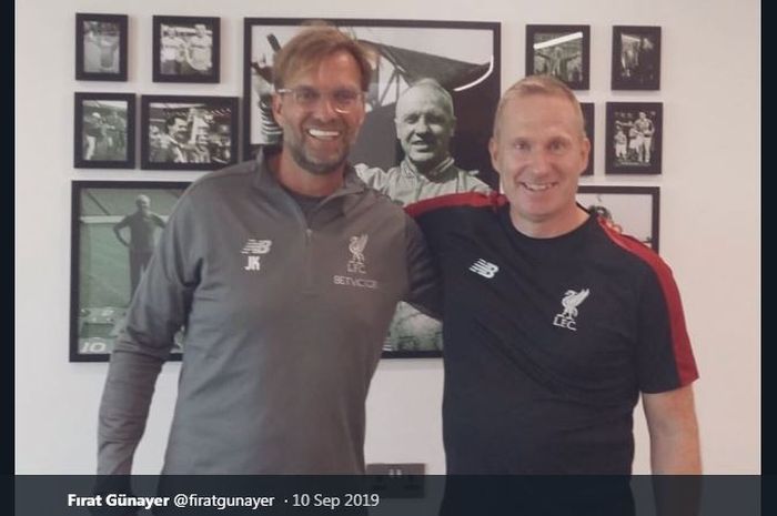 Thomas Gronnemark (kanan) bersama pelatih Liverpool, Juergen Klopp.