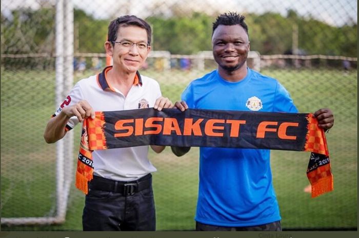 Dominic Adiyiah waktu direkrut klub Liga Thailand, Sisaket FC.