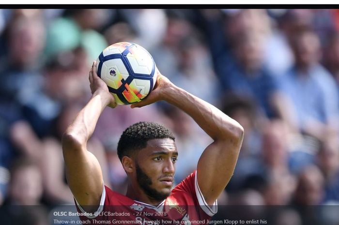 Bek Liverpool, Joe Gomez, melakukan lemparan ke dalam.