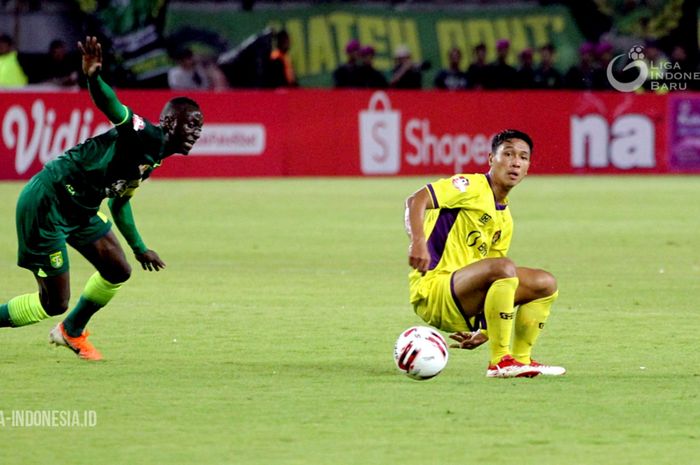 Gelandang Persik Kediri, Adi Eko Jayanto, dalam laga pembuka Shopee Liga 1 2020 kontra Persebaya Surabaya, Sabtu (29/2/2020).