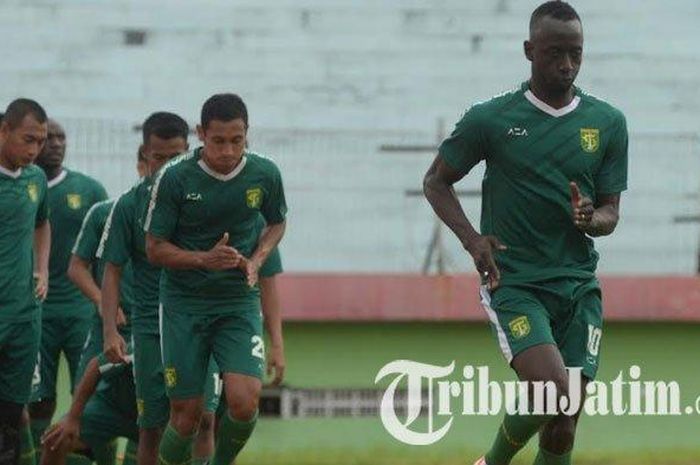 Makan Konate dan rekan-rekannya di Persebaya Surabaya tengah berlatih di Stadion Gelora Delta, Sidoarjo, pada Jumat (20/3/2020).