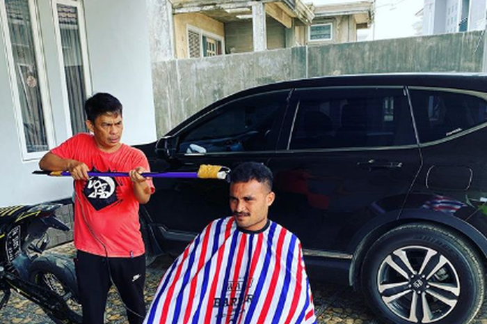 Cukur rambut ala Rizky Pora di tengah pandemi COVID-19.