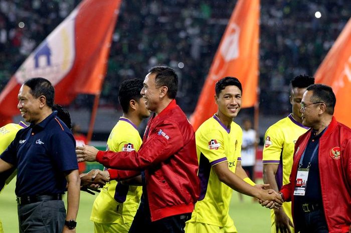 Pemain Persik Kediri Ady Eko Jayanto bersalaman dengan Cucu Somantri Direktur PT Liga Indonesia Baru (LIB) sebelum melawan Persebaya Surabaya di Stadion Gelora Bung Tomo Surabaya, Jawa Timur, Sabtu (29/02/2020) malam.