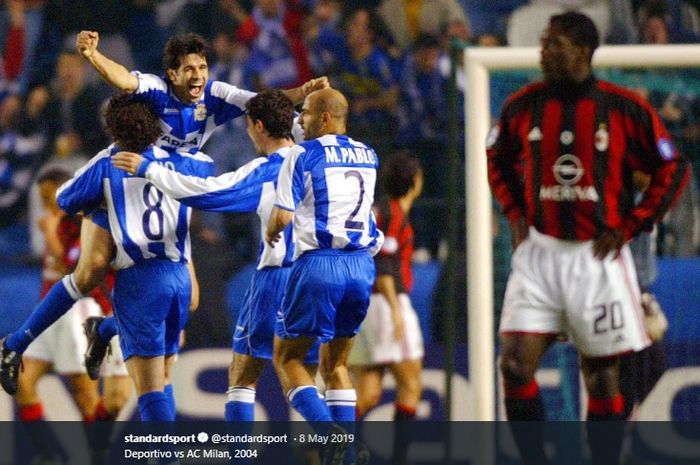 Para pemain Deportivo La Coruna merayakan kesuksesan mereka usai menaklukkan AC Milan cengan skor telak 4-0 di Stadion Riazor pada babak  perempat final Liga Champions musim 2003-2004.