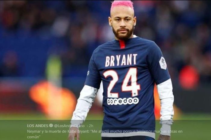 Megabintang Paris Saint-Germain, Neymar, saat memberi penghormatan kepada Kobe Bryant yang wafat dalam kecelakaan helikopter pada Januari lalu.