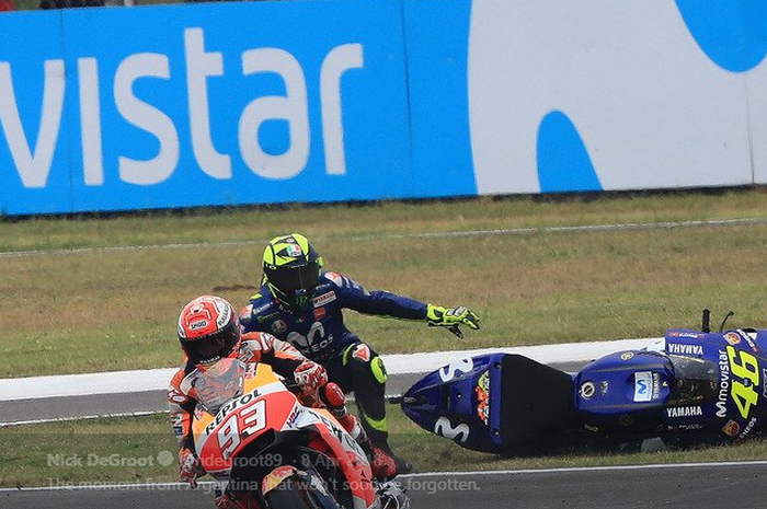 Valentino Rossi (#46) terjatuh setelah bertabrakan dengan Marc Marquez (#93) dalam balapan MotoGP Argentina di Sirkuit Termas de Rio Hondo, 8 April 2018.