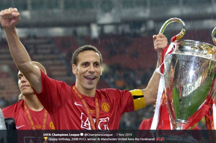 Mantan bek dan kapten Manchester United, Rio Ferdinand mengangkat trofi Liga Champions usai timnya menang atas Chelsea pada final Liga Champions musim 2007-2008.