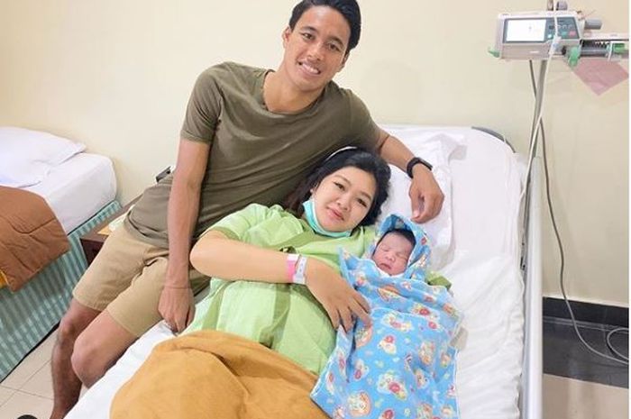 Pemain Bali United, I Madeh Andhika Wijaya bersama istri dan bayi pertamanya.