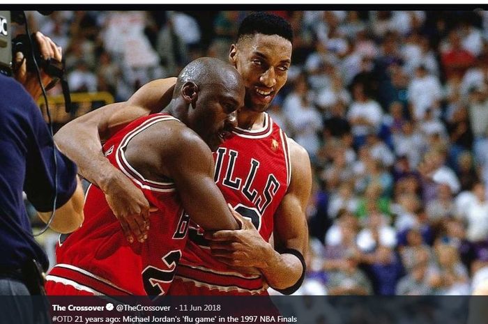 Michael Jordan (kiri) pahlawan Chicago Bulls di final NBA 1997.