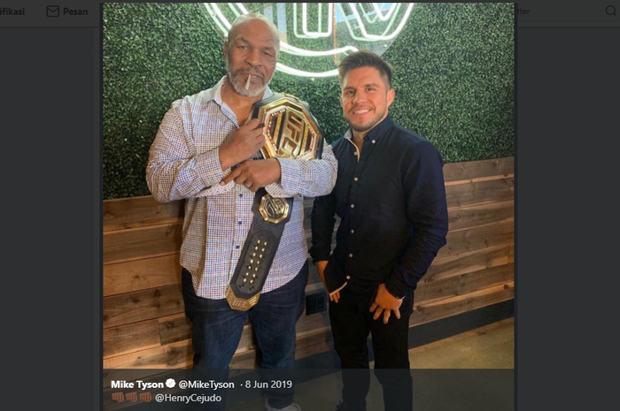 Mike Tyson (kiri) dan Henry Cejudo (kanan) berfoto di depan Tyson Ranch.