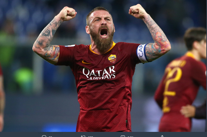 Daniele De Rossi saat masih berseragam AS Roma dalam sebuah pertandingan.