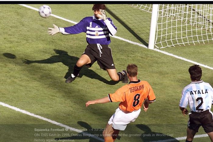 Dennis Bergkamp mencetak gol indah ke gawang Argentina di perempat final Piala Dunia 1998.