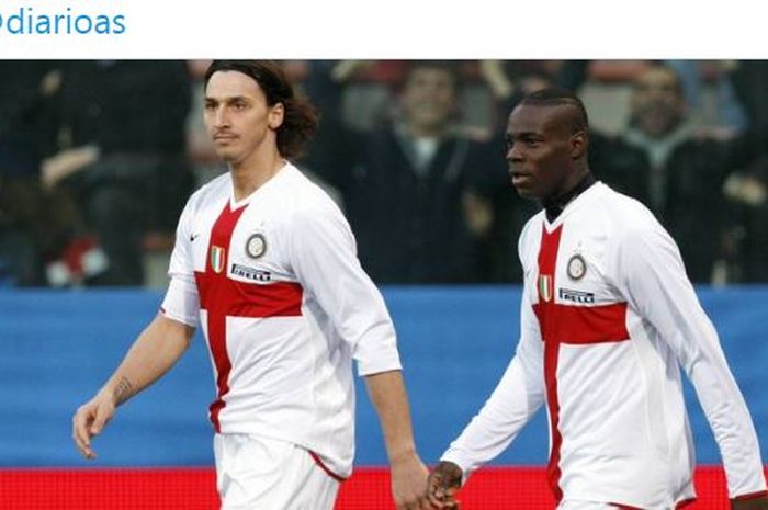 Striker Inter Milan, Mario Balotelli (kanan), mengungkapkan alasan Zlatan Ibrahimovic meminta dirinya pensiun saat usia 16 tahun.