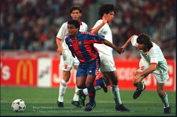 Romario melepaskan diri dari kawalan pemain lawan dalam duel Barcelona menghadapi AC Milan.