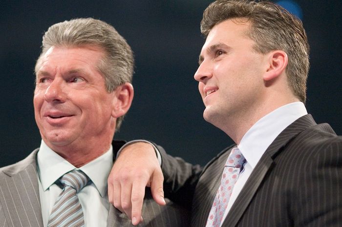 CEO WWE, Vince Mcmahon bersama putranya, Shane McMahon dalam salah satu acara di WWE.