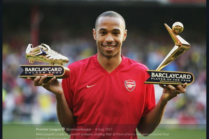 Thierry Henry berpose dengan penghargaan yang diraihnya saat membela Arsenal.