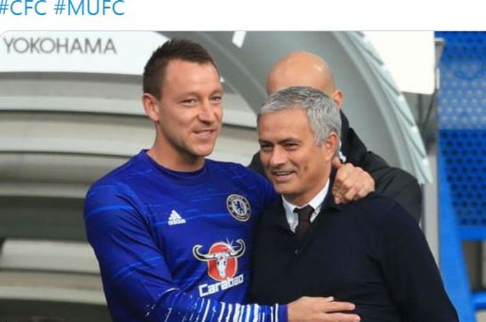 John Terry dan Jose Mourinho tersenyum saat masih sama-sama berada di Chelsea.