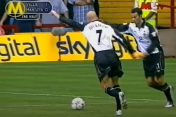 Dua gelandang Manchester United, David Beckham dan Ryan Giggs, mengejutkan Premier League saat mengeksekusi free-kick dengan menendang bersama dalam laga Liga Inggris kontra Aston Villa di Stadion Villa Park, 26 Agustus 2001.