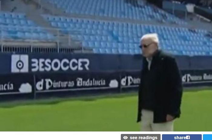 Andres Pelares, penjaga markas Malaga, La Rosaleda, yang menghabiskan hari-hari karantina  COVID-19 di dalam stadion itu. 