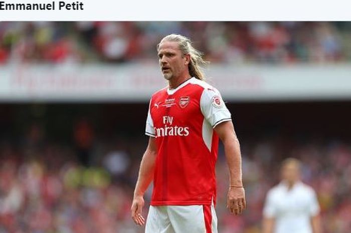 Ekspresi Emmanuel Petit saat beraksi untuk Arsenal.