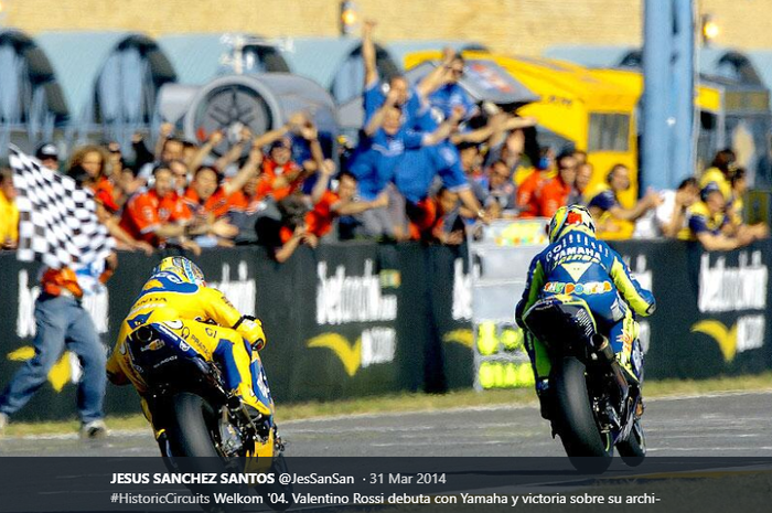 Detik-detik kemenangan pembalap Gauloises Fortuna Yamaha Valentino Rossi atas Max Biaggi dari tim Camel Honda dalam balapan MotoGP Afrika di Sirkuit Phakisa Freeway, Welkom, Afrika Selatan, 18 April 2004.