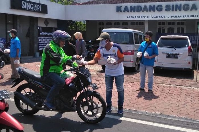 Program pembagian nasi bungkus yang dilakukan Arema FC selama empat hari berturut-turut, mulai Sabtu 18 April hingga Selasa 21 April di depan Kandang Singa (Kantor Resmi Arema FC) Jl. Mayjend Panjaitan 42 Kota Malang.