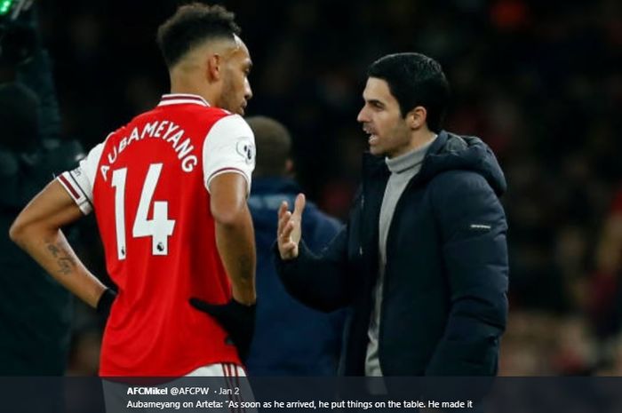 Kapten Arsenal, Pierre-Emerick Aubameyang, terlibat pembicaraan dengan pelatih Mikel Arteta pada sebuah laga di Liga Inggris musim 2019-2020.