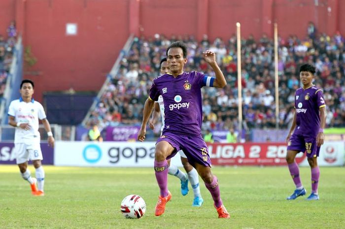 Kapten Persik Kediri, Faris Aditama menggiring bola saat melawan PSIM Jogyakarta dalam lanjutan Liga 2 2019 wilayah timur yang berakhir dengan skor 2-0 di Stadion Brawijaya Kediri, Jawa Timur, Senin (02/09/2019) sore.