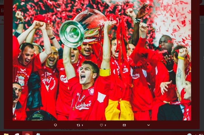 Kapten Liverpool, Steven Gerrard, mengangkat trofi Liga Champions 2004-2005 setelah berhasil mengalahkan AC Milan.