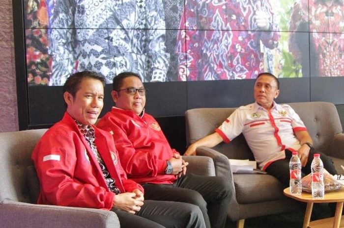 Yunus Nusi resmi jadi Pelaksana Tugas (Plt) Sekertaris Jendral (Sekjen) PSSI, (Foto: sebelah kiri). 