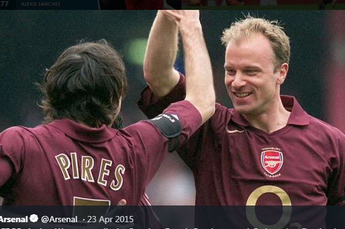 Dennis Bergkamp dan Robert Pires saat merayakan gol Arsenal.