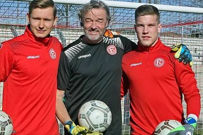 Pelatih kiper Duesseldorf, Dirk Zimmermann (tengah).